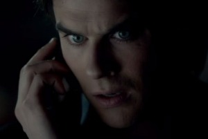 Diários do Vampiro”: Damon e Kai recriam beijo clássico